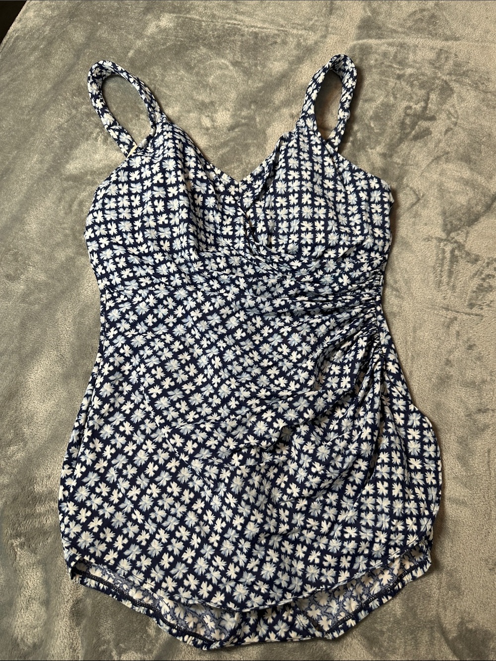 EUC Lands' End Navy & White Floral Ruched one piece Swimsuit Sz 10 DDD 💙🩱 💙